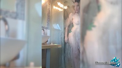 Кӯдак бо буттаи боллазату шањдбори дар душ мастурбатсия мекунад